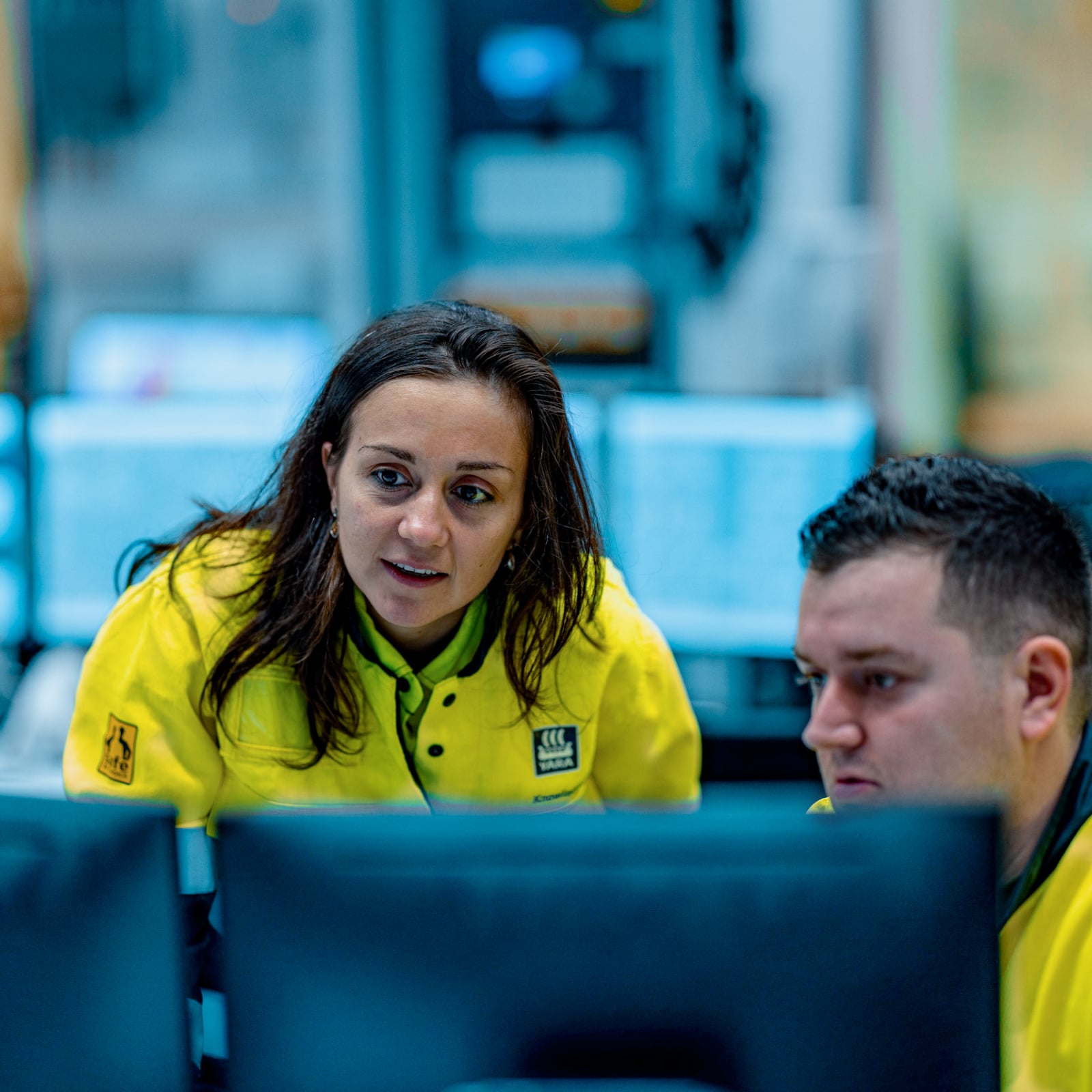 Werknemers Yara kijken naar een beeldscherm