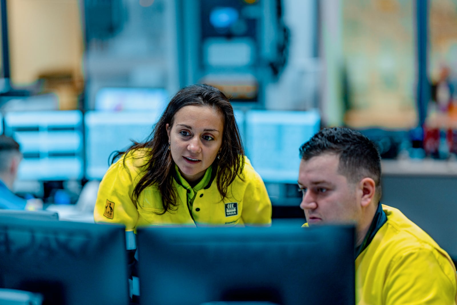Werknemers Yara kijken naar een beeldscherm